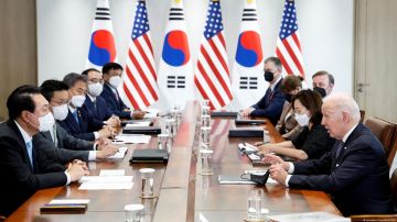 El presidente Joe Biden (d), atiende una reunión bilateral con su homólogo surcoreano Yoon Seok-Youl (i) en Seúl.