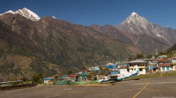 Desaparece avión con 22 personas a bordo en Nepal