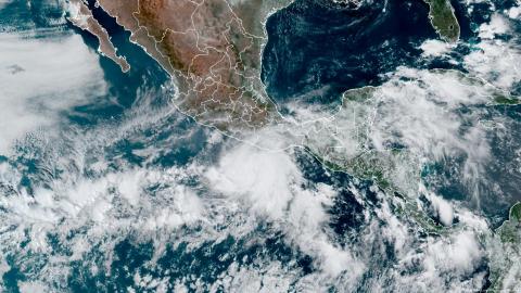 Agatha se aproxima a México con pronóstico de huracán categoría 3