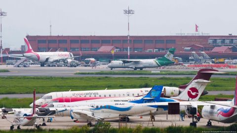 Encuentran restos del avión desaparecido en Nepal
