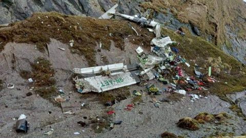 Encuentran los restos de 14 personas en el avión accidentado en Nepal