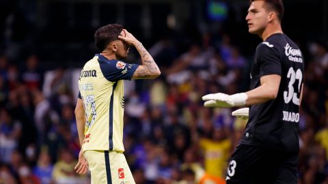 Diego Valdés se lamenta tras fallar un remate frente a Sebastián Jurado.