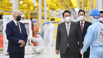 Los presidentes de EE.UU. y de Corea del Sur visitaron una planta de Samsung al sur de Seúl.