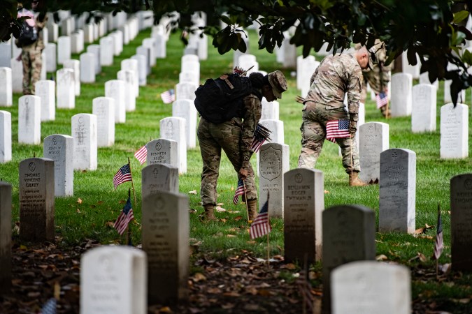 La ceremonia de las banderas en el Cementerio Nacional de Arlington antes de Memorial Day