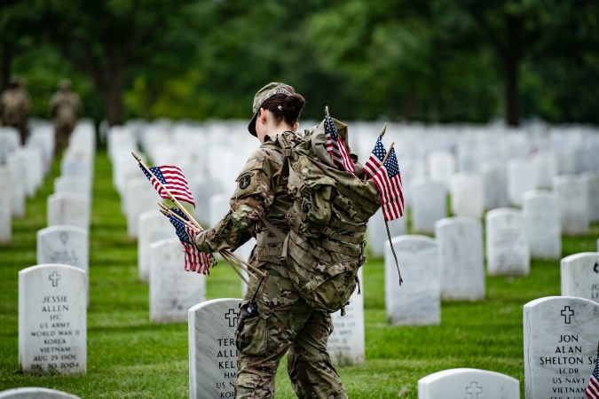 La ceremonia de las banderas en el Cementerio Nacional de Arlington antes de Memorial Day