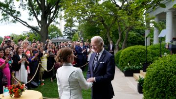 Biden saluda a la primera dama de México en la fiesta del Cinco de Mayo en la Casa Blanca.