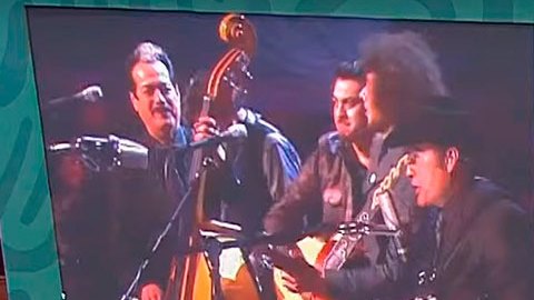 AMLO proyecta en mañanera ´Somos Más Americanos´ de ´Los Tigres del Norte’ dedicada a Greg Abbott