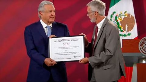 OMS entrega reconocimiento a AMLO por su lucha contra el tabaco