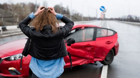 Mujer ve su auto chocado