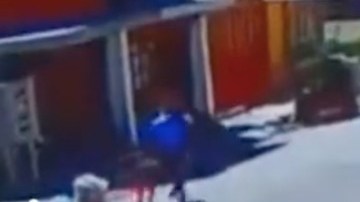 Adicto patea a niña en las calles de Puebla, en México.