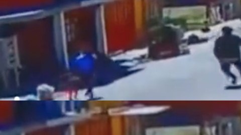 Adicto patea a niña en las calles de Puebla, en México.