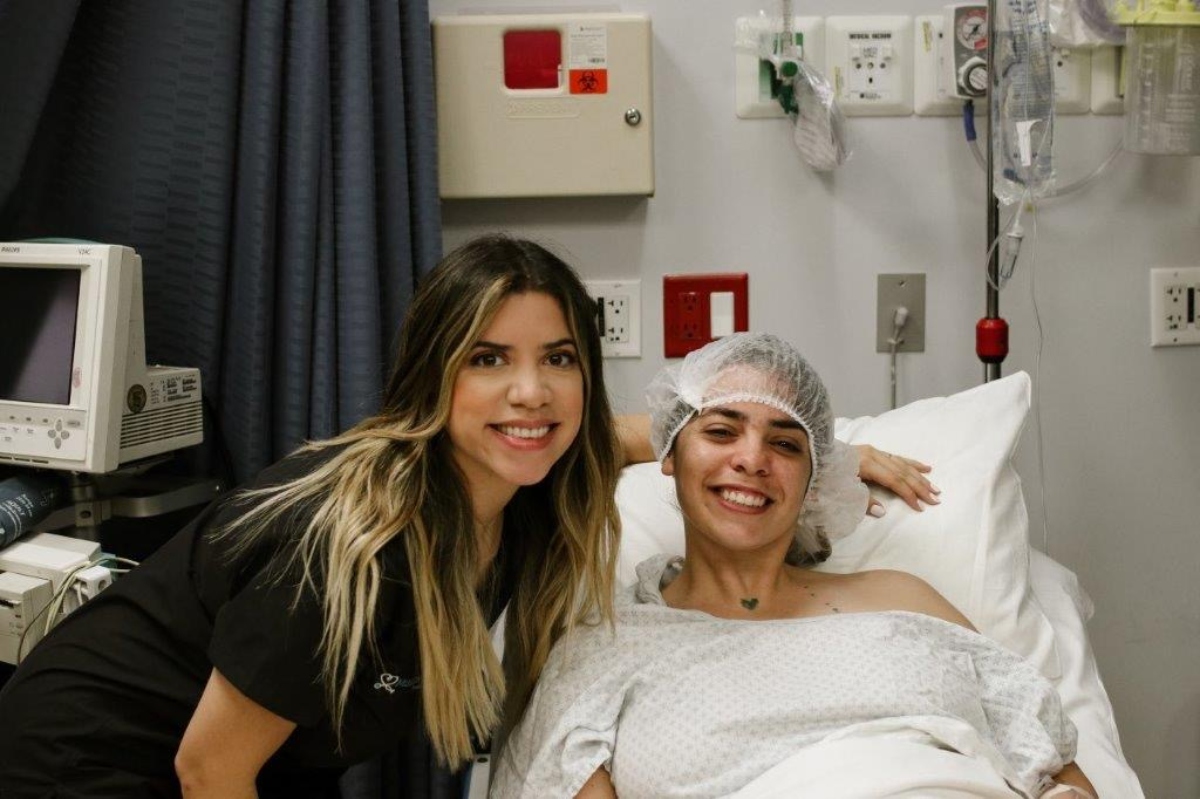 Adriana Murillo con una paciente. (Suministrada)