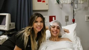 Adriana Murillo con una paciente. (Suministrada)