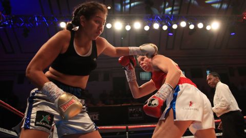 Alejandra Ayala fue brutalmente noqueada y se le indujo un coma para ver su evolución.