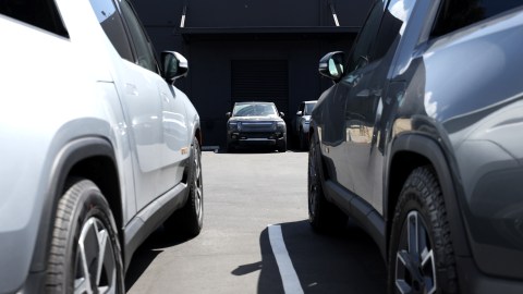 Anciana de 81 años despojada de su auto por ladrón hispano, mientras alimentaba a personas sin hogar en California