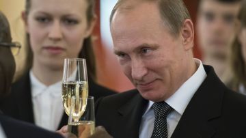 Asesora de Trump en Rusia recuerda extraña cena con Putin quien olía extraño y no comió ni bebió nada