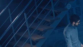 Ingenieros observan un auto eléctrico