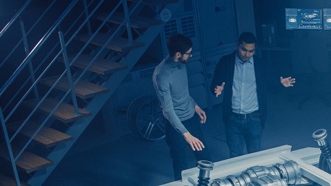 Ingenieros observan un auto eléctrico