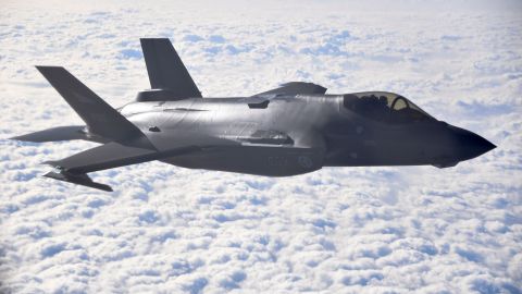 Aviones de la OTAN interceptan dos cazas rusos cerca de la frontera finlandesa, mientras crece la tensión en la región