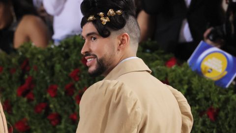 Bad Bunny en la Met Gala 2022 vestido de Burberry.