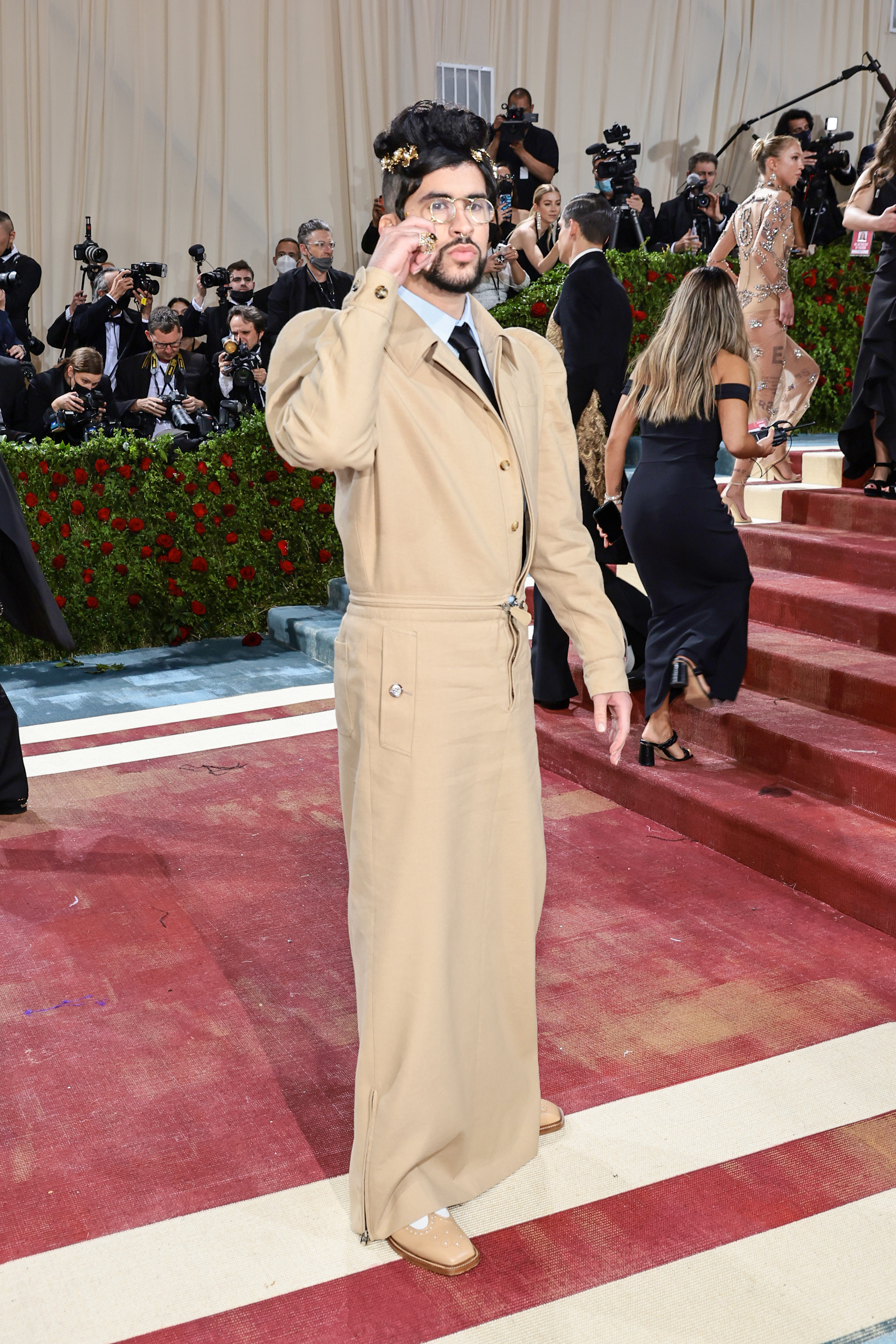 Bad Bunny Causó Estragos Con Hombreras Y Adornos En El Cabello En La Met Gala 2022 La Opinión 