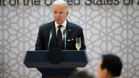 Biden firmó ayuda a Ucrania por $40 mil millones de dólares, mientras Zelensky insinúa ceder territorio a cambio de la paz