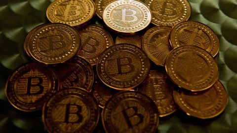 Bitcoin sigue en caída y llega a su nivel más bajo desde julio de 2021