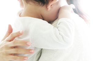 Muchas madres siguen batallando para encontrar leche de fórmula para sus bebés. (Consumer Reports Cortesía)