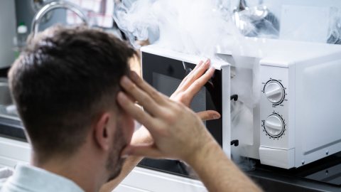 CR-Smarter-InlineHero-What-is-Safe-to-Put-in-a-Microwave-04-22