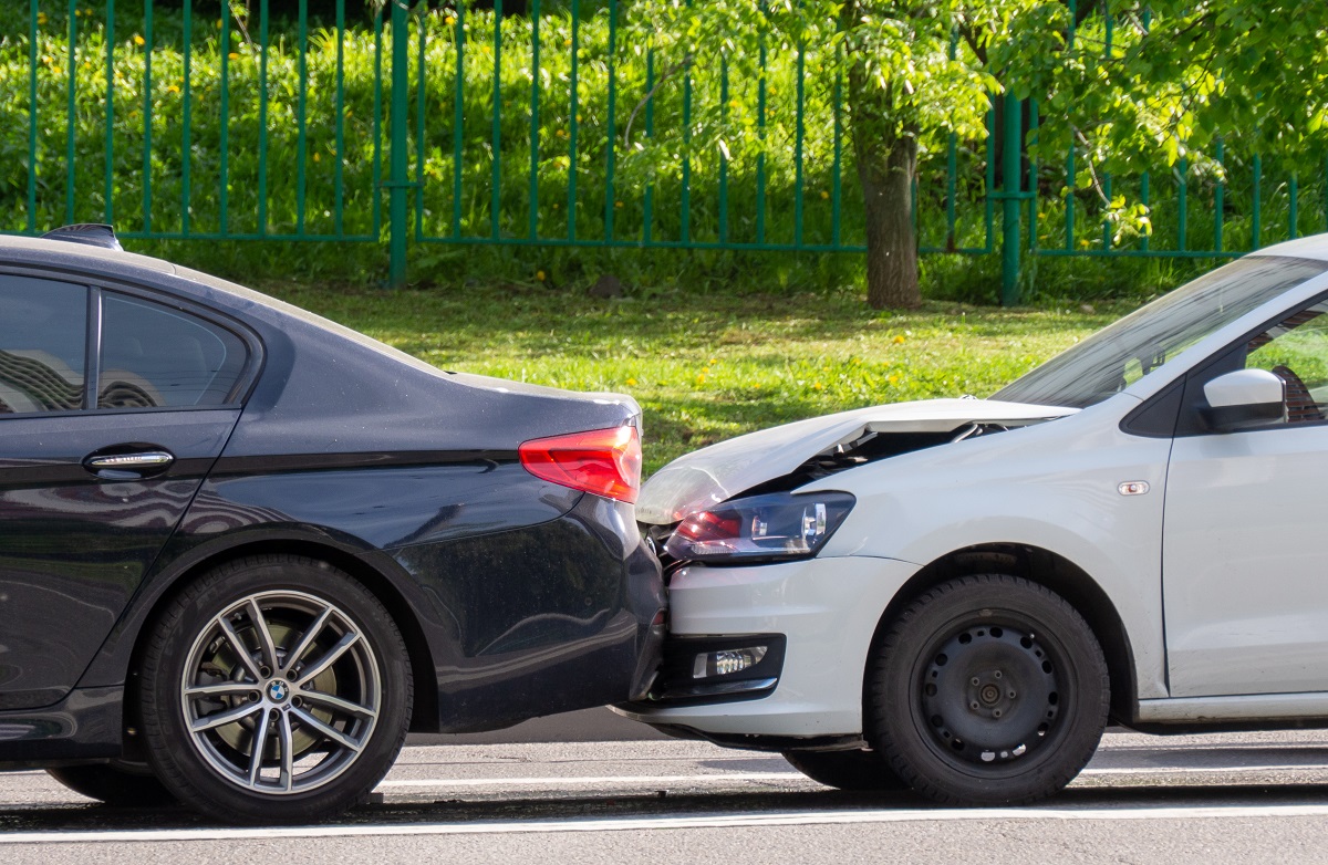 Qué hacer si chocan tu vehículo cuando lo dejas estacionado en EE.UU