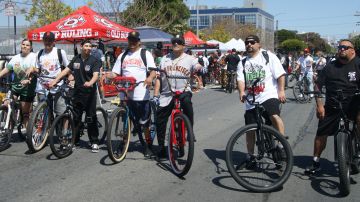 El “biciclethon” congregó a cientos de ciclistas en un recorrido por San Francisco que, además de divertido y promotor de la salud, apoyó la recaudación de fondos para el Centro de Alimentos de La Misión. (Fernando Torres / La Opinión de la Bahía)
