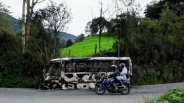 Bus incendiado por el Clan del Golfo en Yarumal, Antioquia