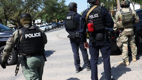 Comandante de policía en Uvalde ordenó no entrar a salón de clases porque creía que el pistolero estaba aislado y los niños no corrían peligro