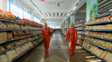 Empleados desinfectan un supermercado de Pyongyang en octubre del año pasado