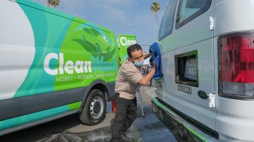Lavacarros abren su propio negocio de lavado de autos. ( Wayne Huang for CLEAN Carwash Worker Center.)