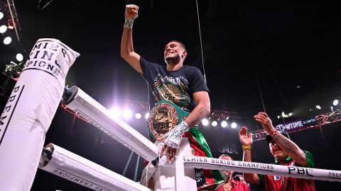 David Benavidez celebra su triunfo sobre David Lemieux.