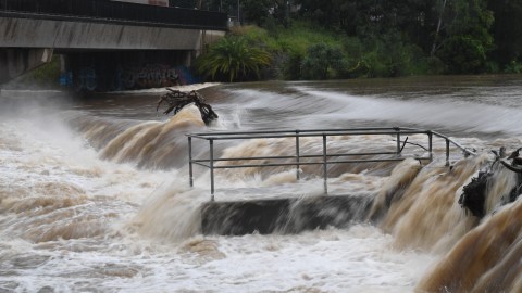 Dos mujeres desaparecieron después de que una excursión en balsa cayó 12 pies por una presa de río