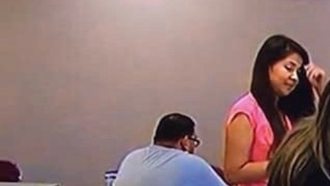 María Torres, directora de las Ferias Legales, asiste a algunos miembros de la comunidad en ferias pasadas.