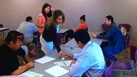 María Torres, directora de las Ferias Legales, asiste a algunos miembros de la comunidad en ferias pasadas.