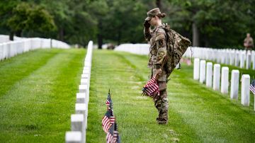 Soldados colocan banderas en cada tumba en el Cementerio Nacional de Arlington, antes de Memorial Day.