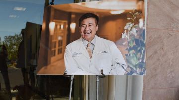 Las personas colocaron un altar en honor al médico John Cheng.
