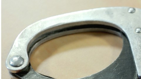 La hijastra del hombre fue arrestada y acusada de homicidio.