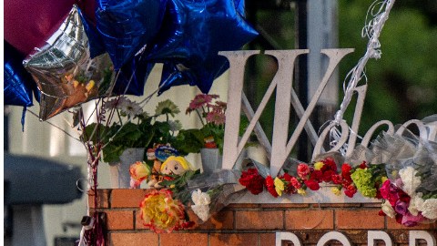 Envuelto en un dolor profundo sólo pregunta: "¿Cómo le disparas a mi bebé?".