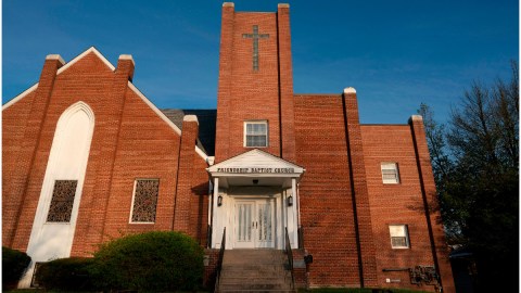 Imagen del exterior de una iglesia.