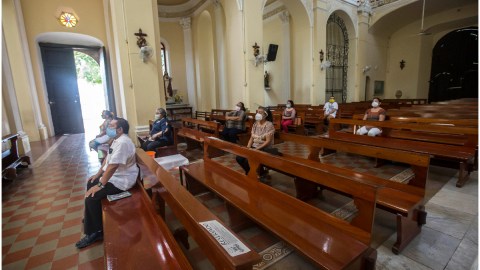Varias personas se reunieron para prender velas en honor del pequeño que falleció.