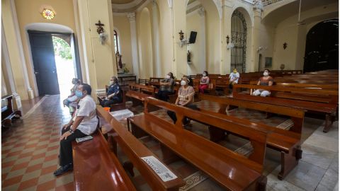 Varias personas se reunieron para prender velas en honor del pequeño que falleció.