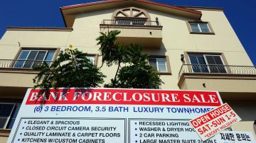 LOS ANGELES, CA - AUGUST 12: A "bank foreclosure sale" sign is posted in front of townhomes on August 12, 2010 in Los Angeles, California. U.S. banks repossessed homes at a near record pace to drive up July foreclosures. (Photo by Kevork Djansezian/Getty Images)