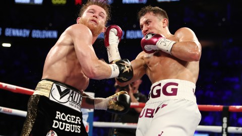 Canelo Álvarez recibe un golpe de Gennady Golovkin.