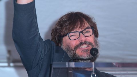 Jack Black hablando en la ceremonia de la inauguración de su estrella Paseo de la Fama de Hollywood en 2018.