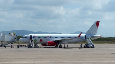 Pájaro choca contra un avión y provoca aterrizaje de emergencia en México